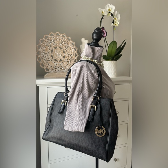 MICHAEL KORS BLACK Shoulder Bag EUC gold MK pendant - Picture 3 of 15